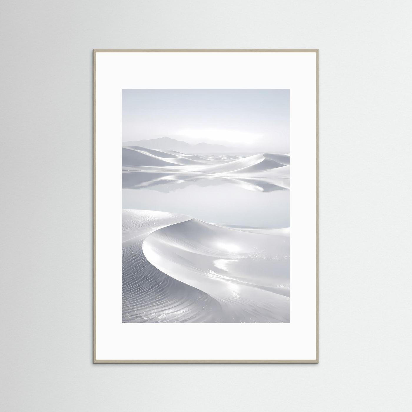 Wüstenposter mit abstrakter Dünenlandschaft in Weiß und Grau, hellbeiger Holzrahmen