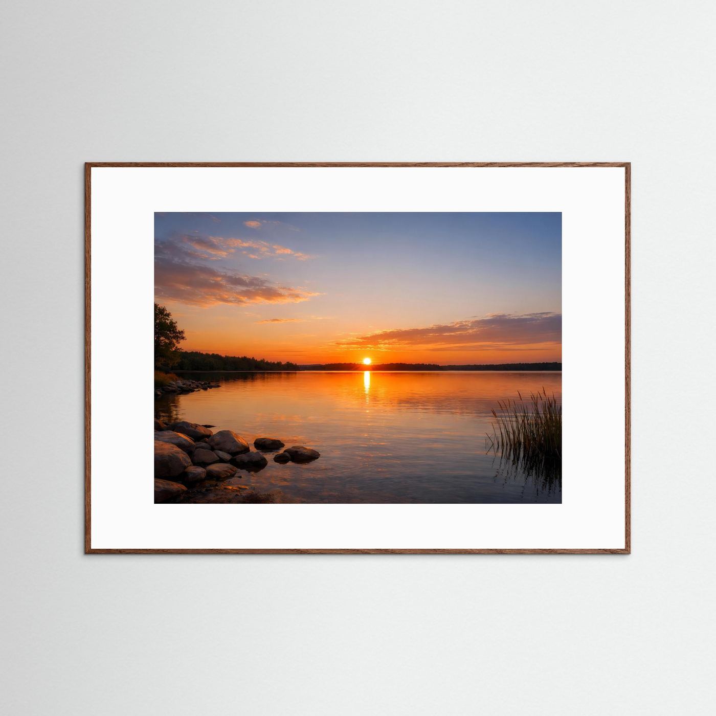 Gerahmtes Panorama-Poster im Querformat mit Sonnenuntergang am See, weißem Passepartout.
