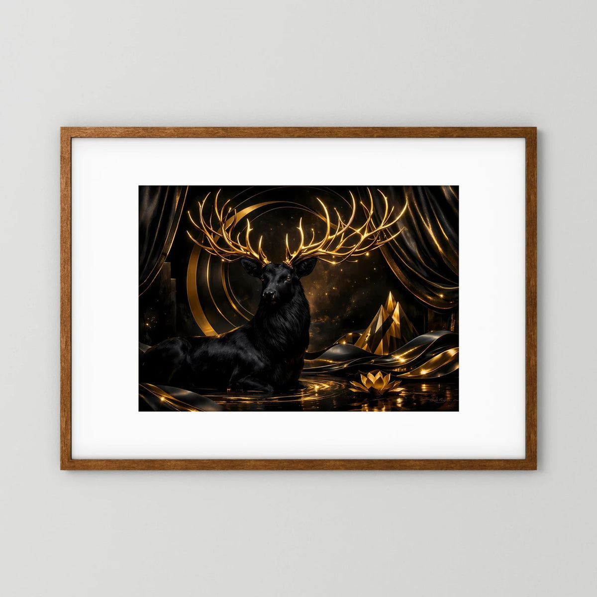 Wandbild mit schwarzem Hirsch und goldenen Geweihlinien, brauner Rahmen mit weißem Rand
