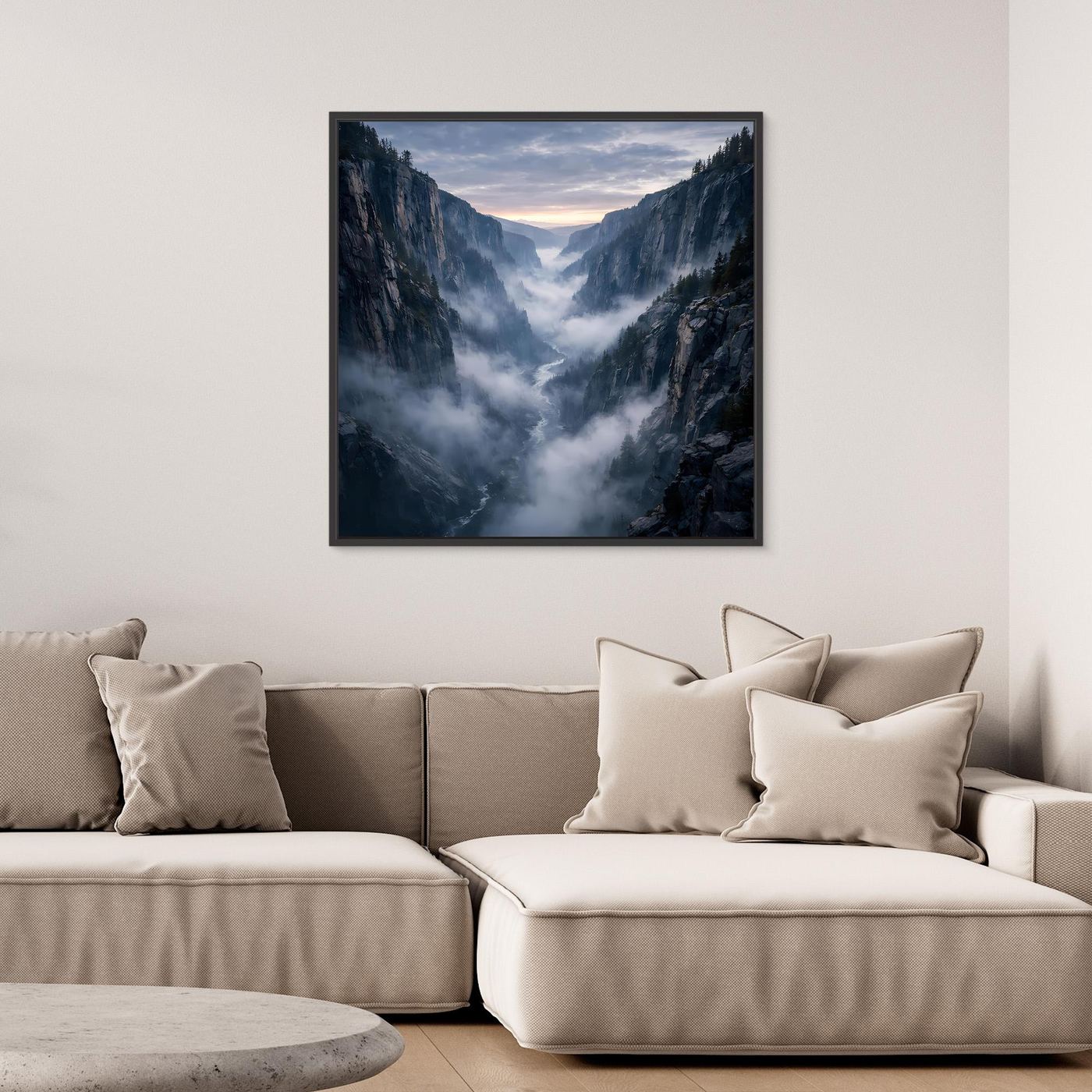 Leinwandbild mit Gebirgsschlucht und Nebel in Grau-Blau, mit schwarzem Rahmen
