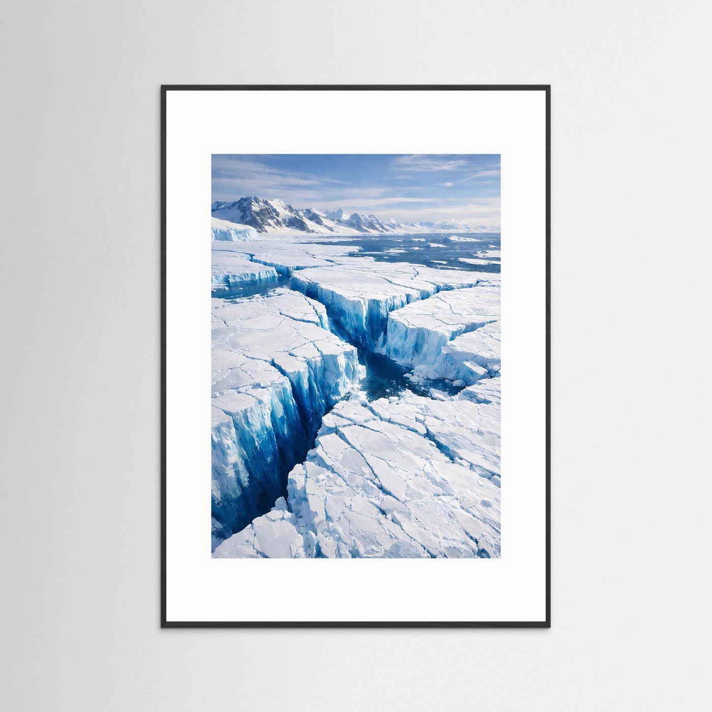 Arktis-Gletscherposter mit Eisbergen in Blau und Weiß, Hochformat mit schwarzem Rahmen