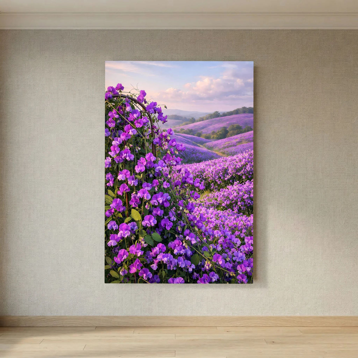 Wandposter im Hochformat mit violettem Blumenfeld und hügeliger Landschaft bei Dämmerlicht