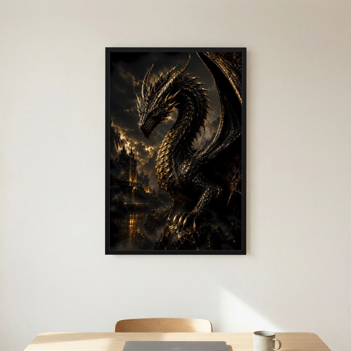 Poster im schwarzen Rahmen: schwarzer Drache mit goldenen Schuppen im Hochformat
