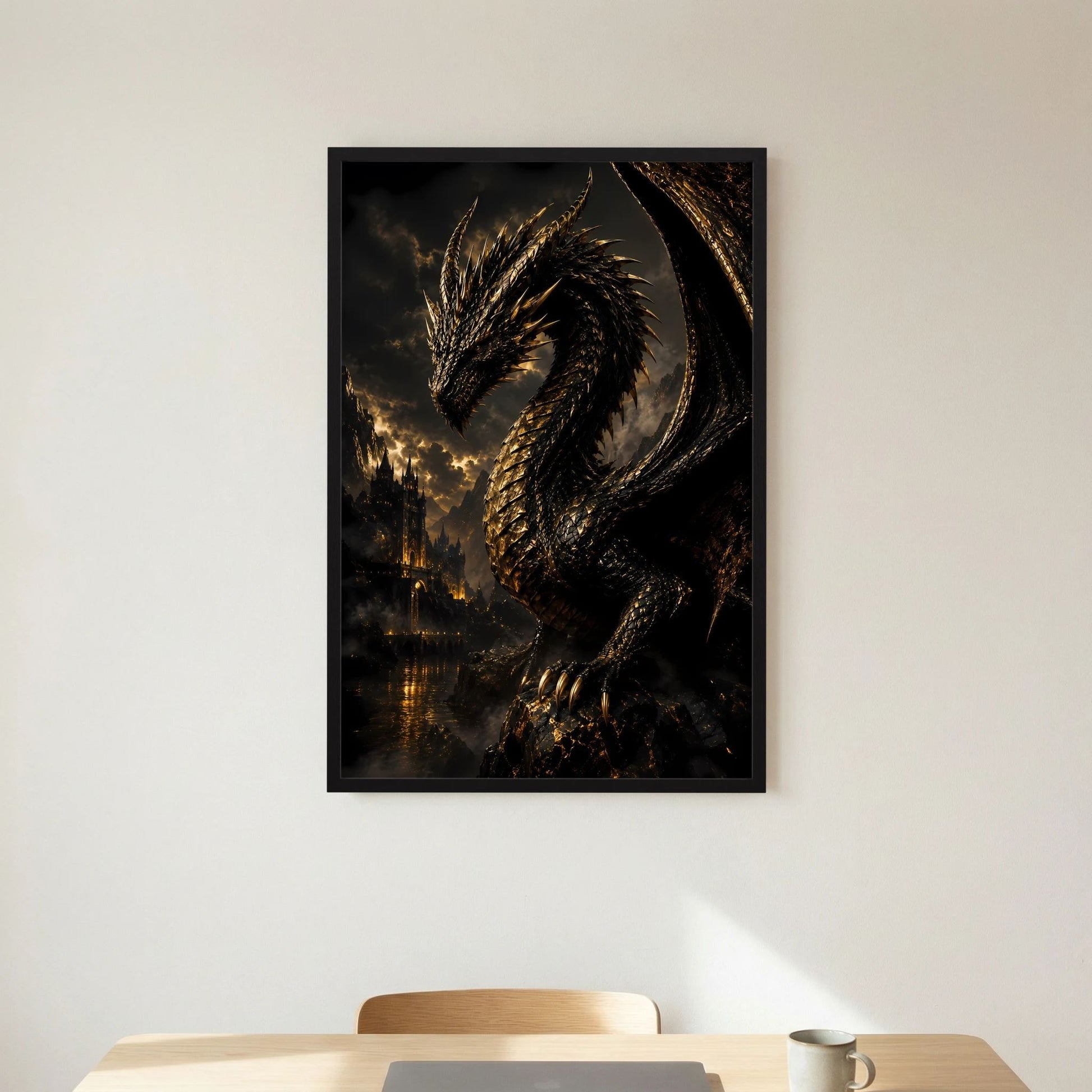 Poster im schwarzen Rahmen: schwarzer Drache mit goldenen Schuppen im Hochformat