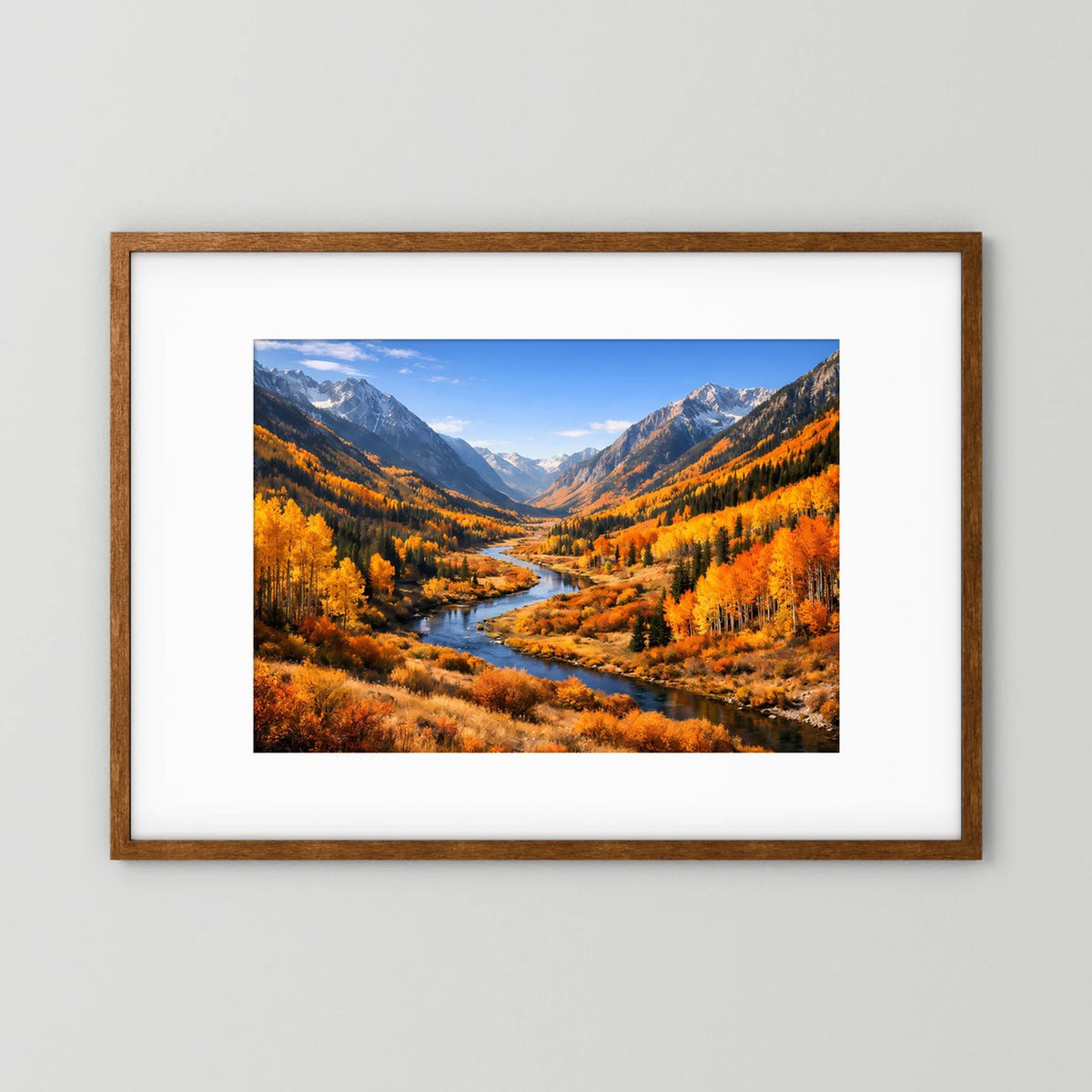 Wandbild im Querformat mit Bergtal und Fluss im Herbst, brauner Holzrahmen mit weißem Rand