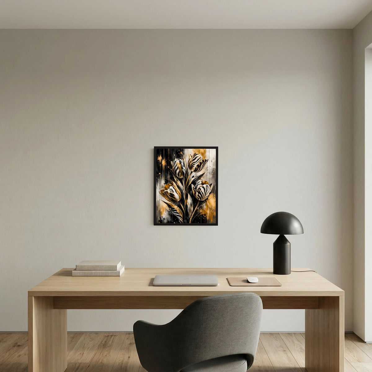 Abstraktes Tulpen-Poster im schwarzen Rahmen mit Gold-Highlights in Schwarz und Weiß, hochformat