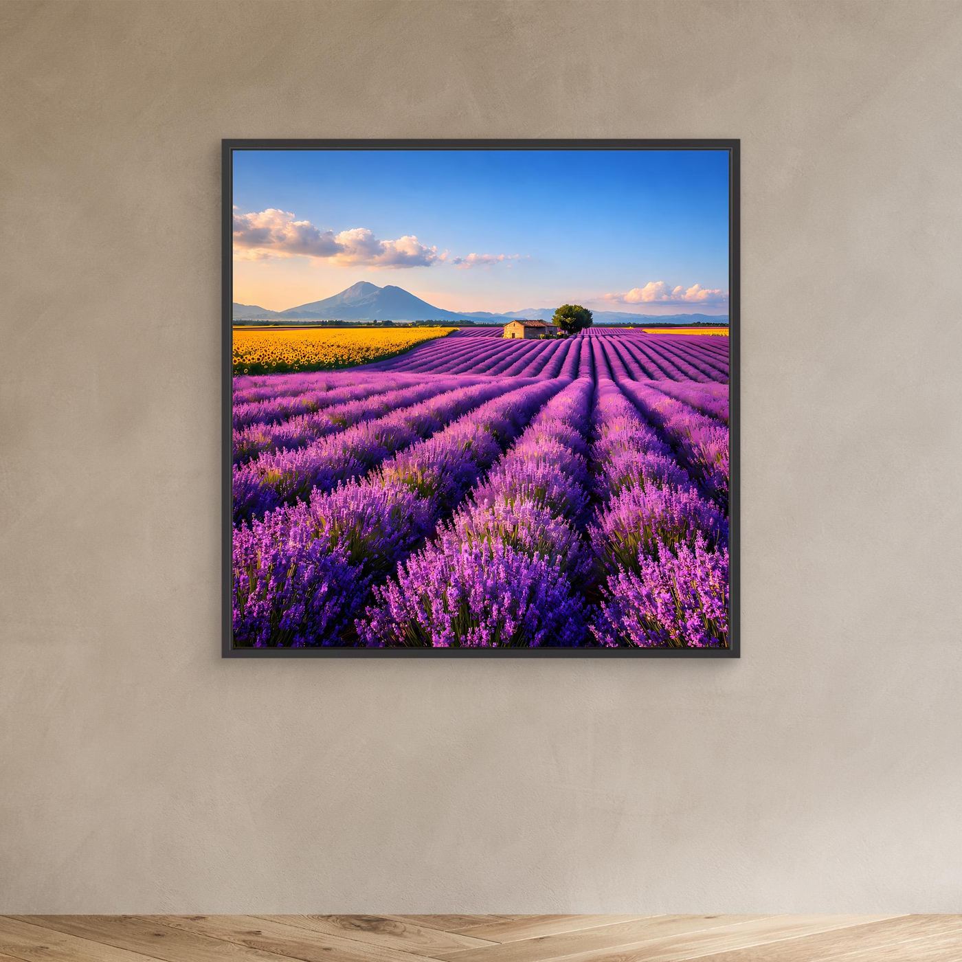 Leinwandbild mit Lavendelfeld in Provence-Optik, lila Reihen und Berge, schwarzer Rahmen