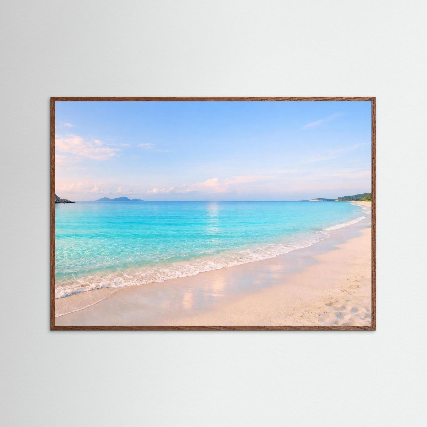 Strand-Meer-Poster im Querformat mit braunem Holzkrahmen, türkisblaues Wasser und Strand