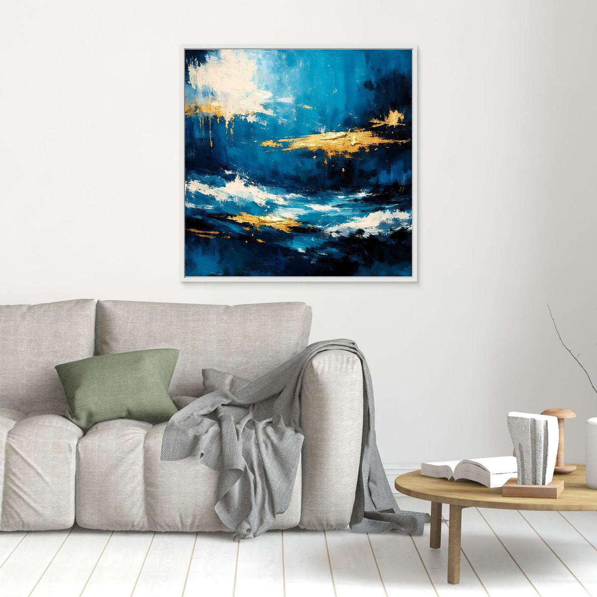 Leinwandbild mit abstrakten Meereswellen in Blau und Gold, weißer Schaum, dünner Rahmen.