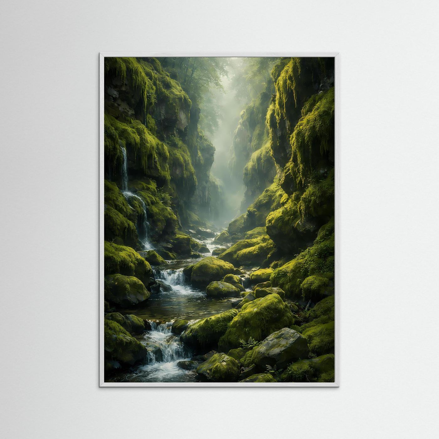 Vertikales Naturposter mit moosgrüner Waldschlucht, Bachlauf und Nebel im weißen Rahmen