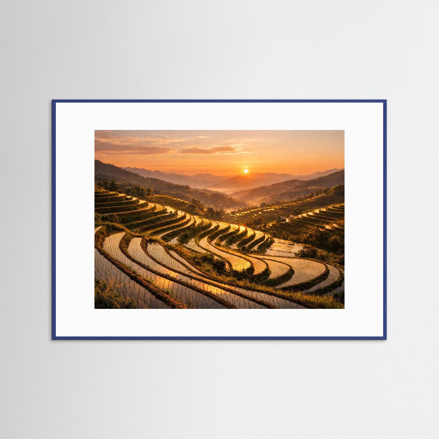 Wandbild mit Motiv terrassierter Reisterrassen bei Sonnenuntergang, blauer Rahmen.
