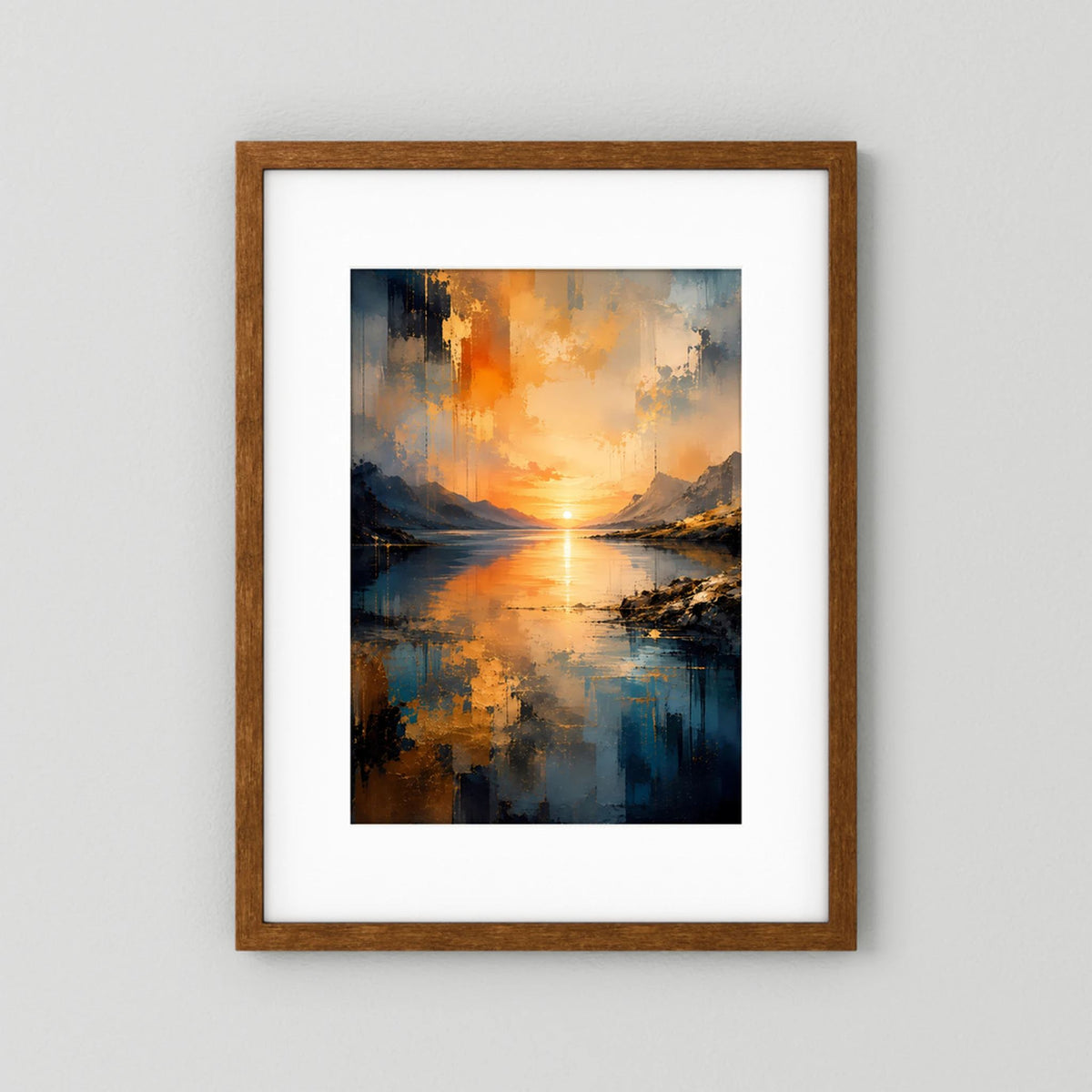 Hochformat-Poster mit braunem Holzrahmen: abstrakte Berglandschaft am See, Sonnenuntergang