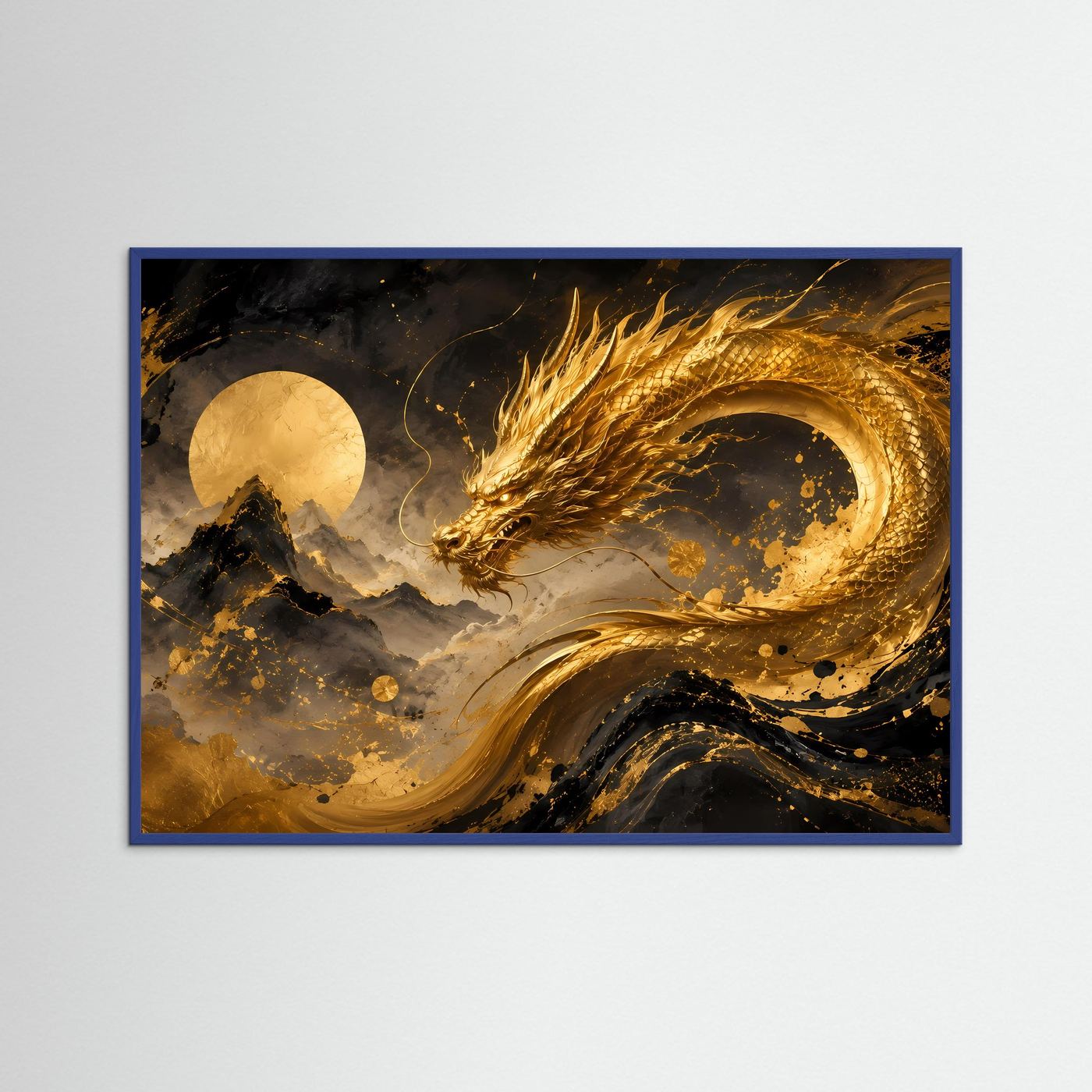 Querformat-Poster mit goldenem Drachen über Berglandschaft im blauem Holzrahmen