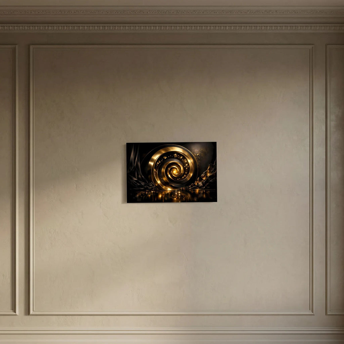 Wandbild mit goldener Spirale auf dunklem Hintergrund, zentral platziert