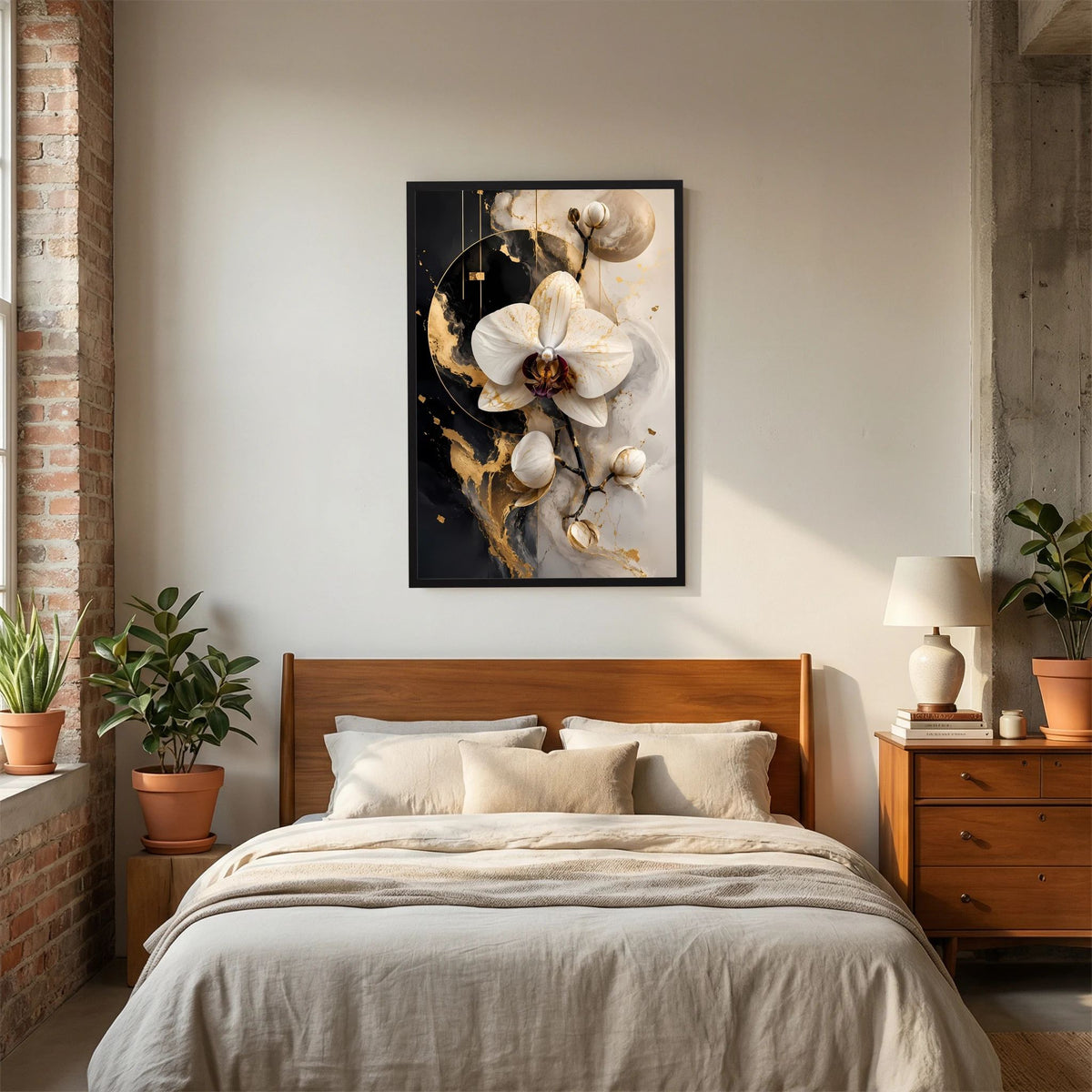 Gerahmtes Poster mit weißen Orchideen in Schwarz‑Gold, im Schlafzimmer