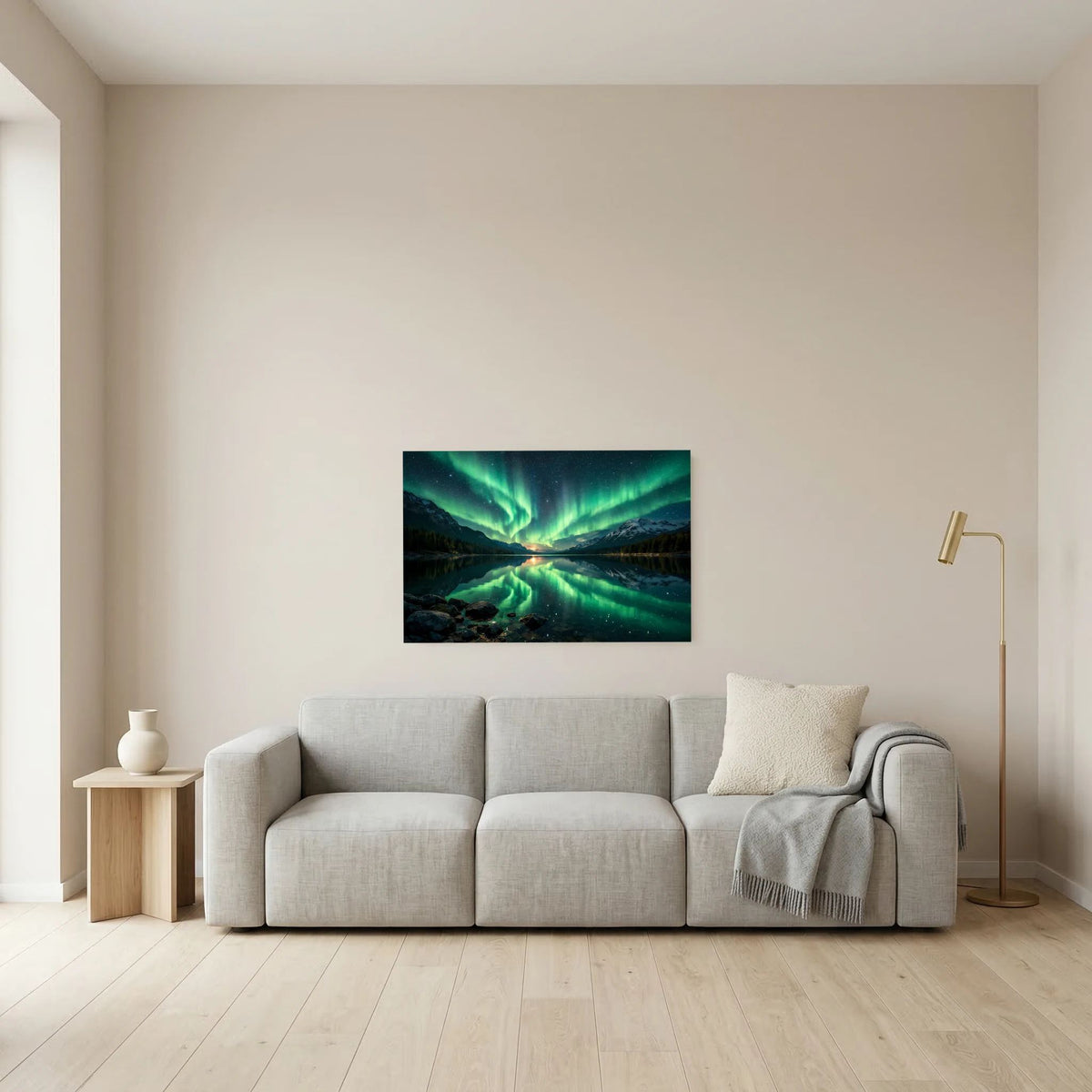 Wandposter im Querformat: Polarlichtschimmer in Grün über einem See zwischen Bergen