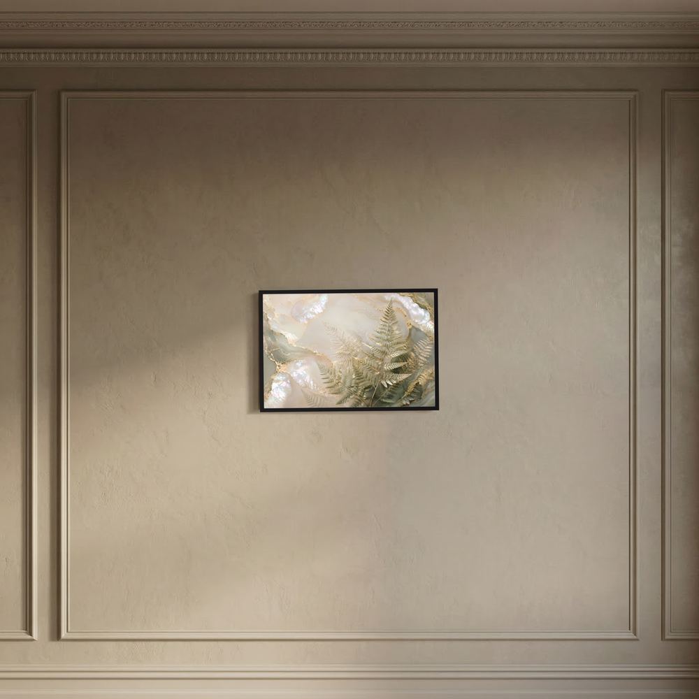 Wandbild-Poster mit Farnillustration in Perlmutt-Optik und goldenen Akzenten im schwarzen Rahmen
