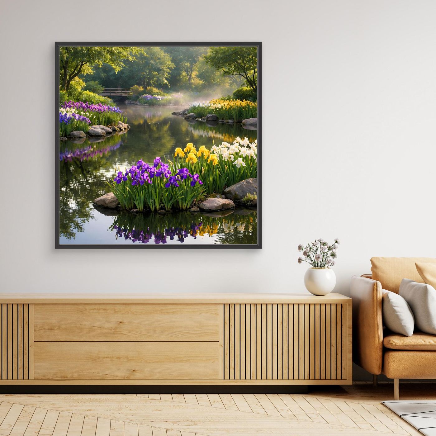 Schwarzer gerahmtes Leinwandbild: Irisblüten am Teich, violett und gelb, mit Spiegelung