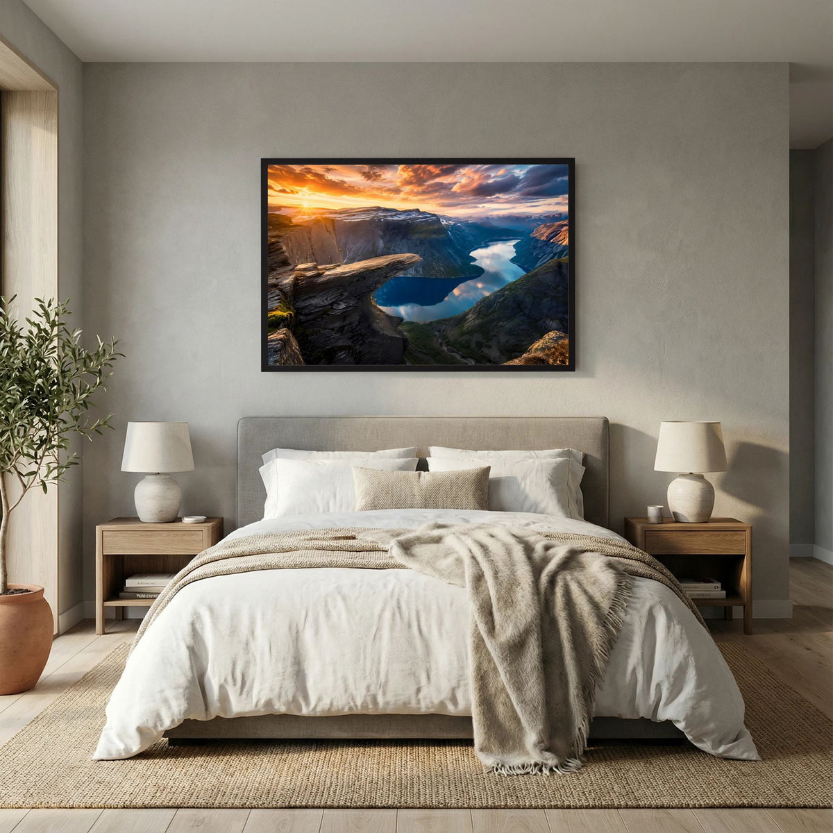 Gerahmtes Querformat-Poster mit Fjord und Felsen bei Sonnenuntergang, schwarzer Rahmen