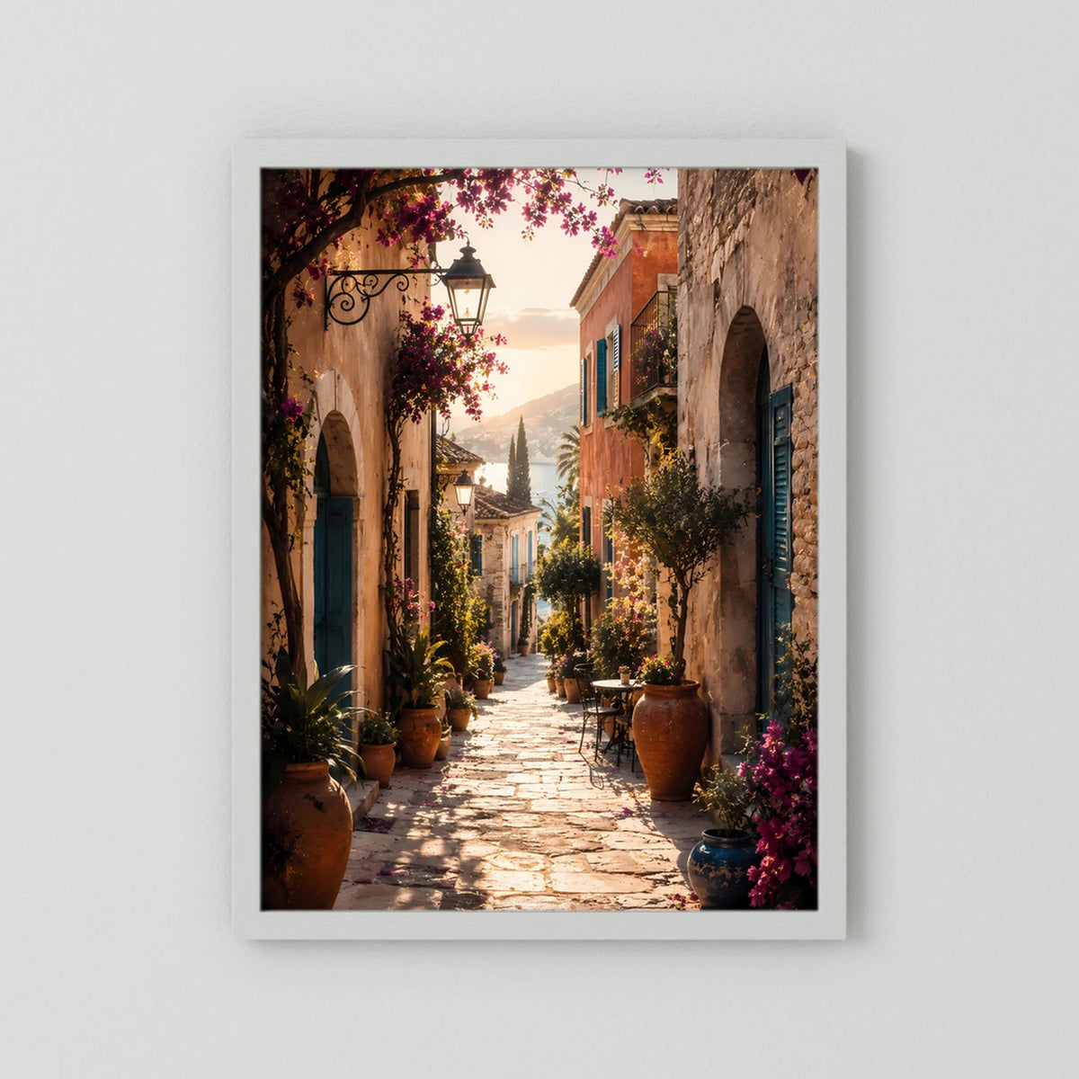 Hochformat-Poster mediterrane Gasse mit Bögen, Pflanzen und violetten Blüten im weißen Rahmen.