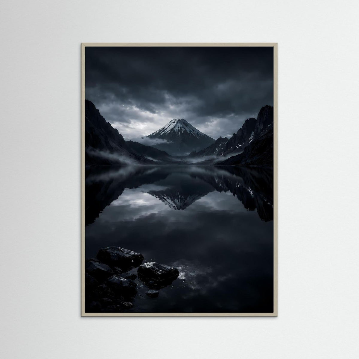 Wandbild im braunen Rahmen mit dunklem Bergsee, Vulkankegel und Spiegelung
