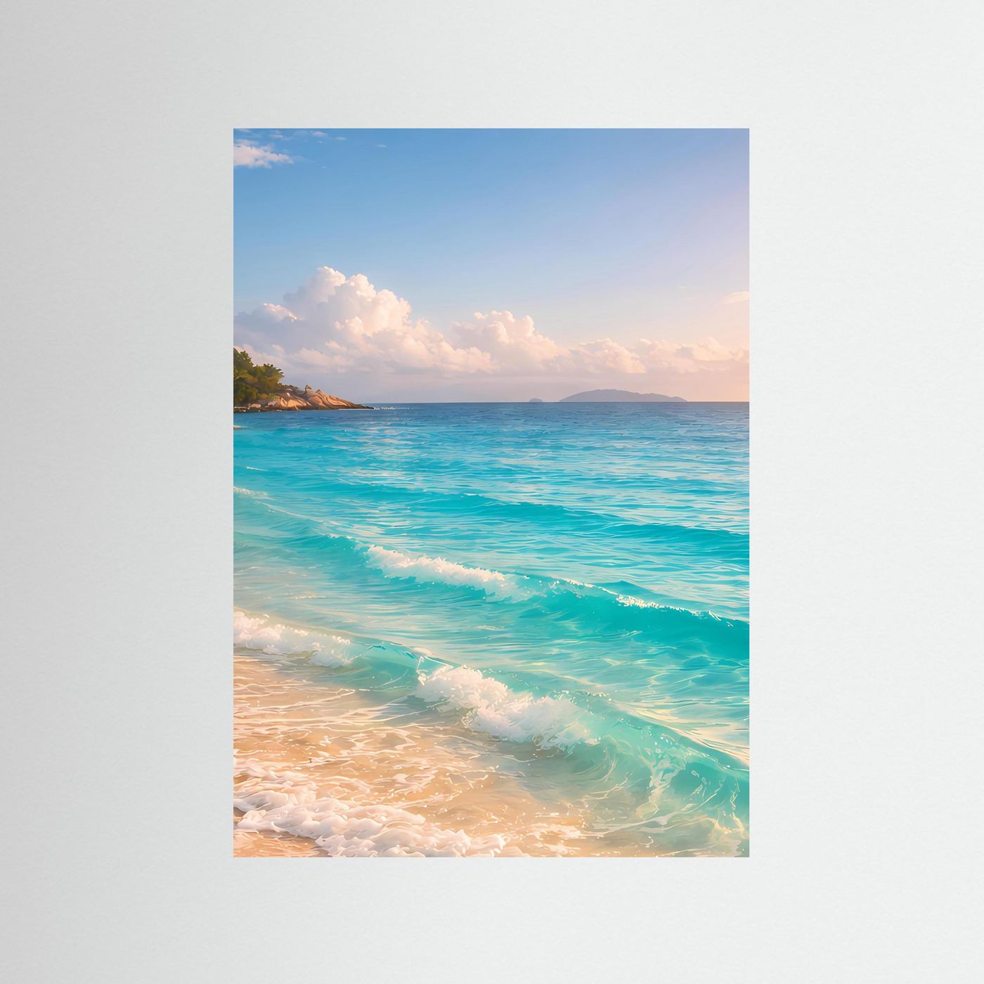 Poster mit tropischem Sandstrand und türkisfarbenem Meer, Wellen und hellem Himmel