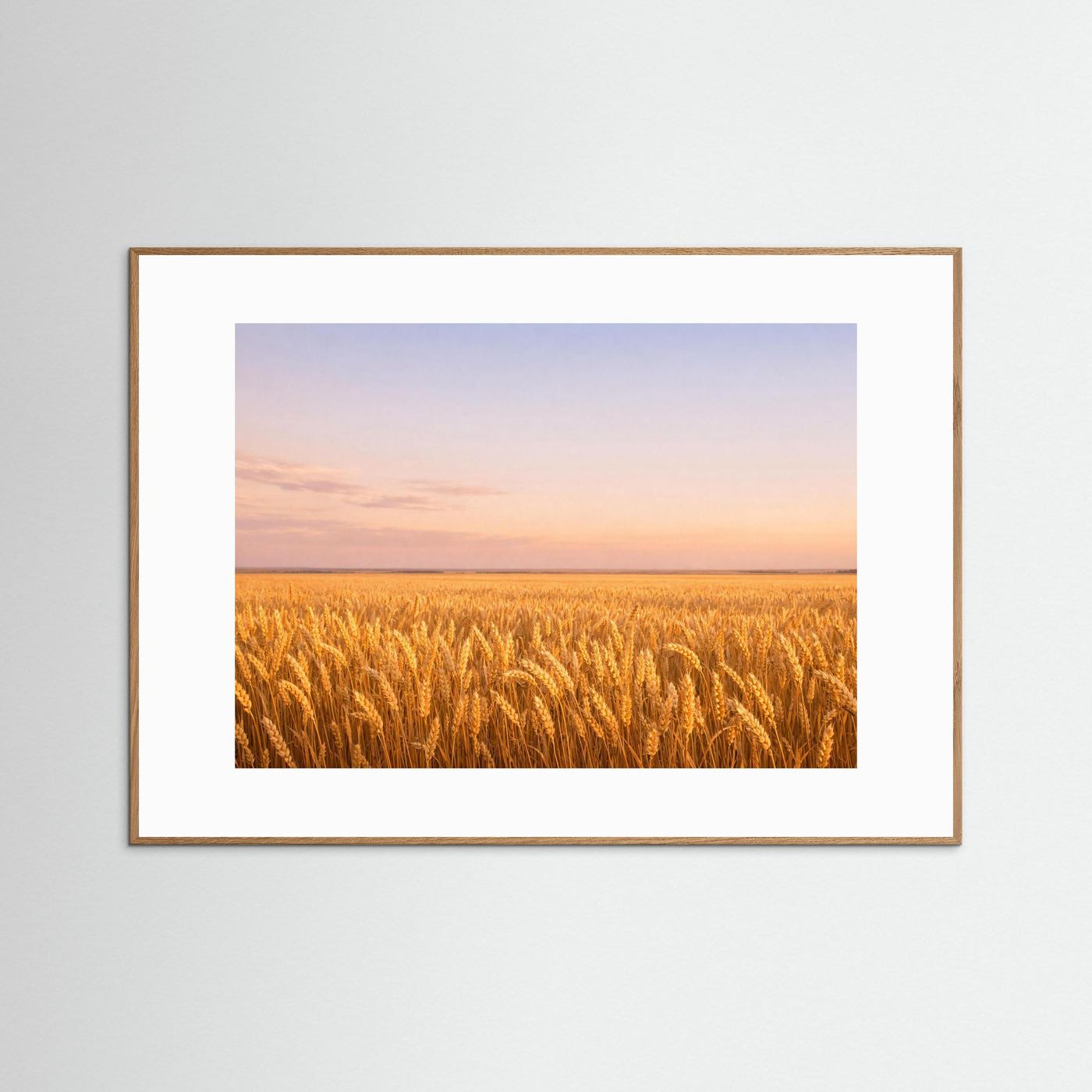 Wandbild mit goldenen Weizenähren bei Sonnenuntergang, brauner Holzrahmen, weißes Passepartout