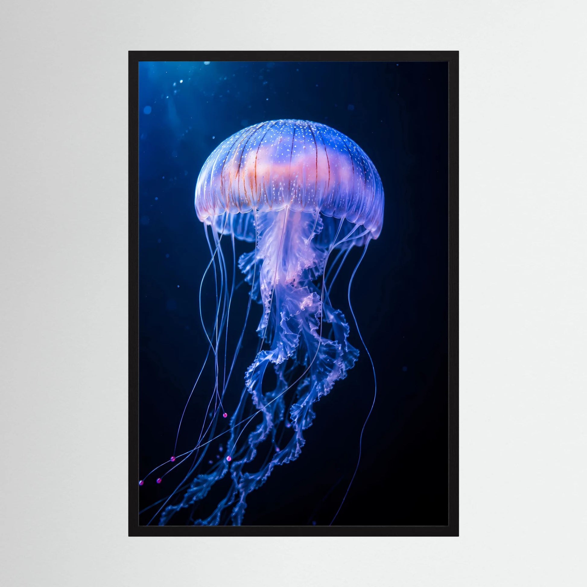 Poster im schwarzen Rahmen mit leuchtender Qualle in Blau-Violett, hochformatig