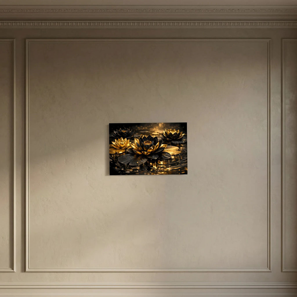 Wandbild im Querformat mit goldenen Lotusblüten und glänzender Wasserreflexion