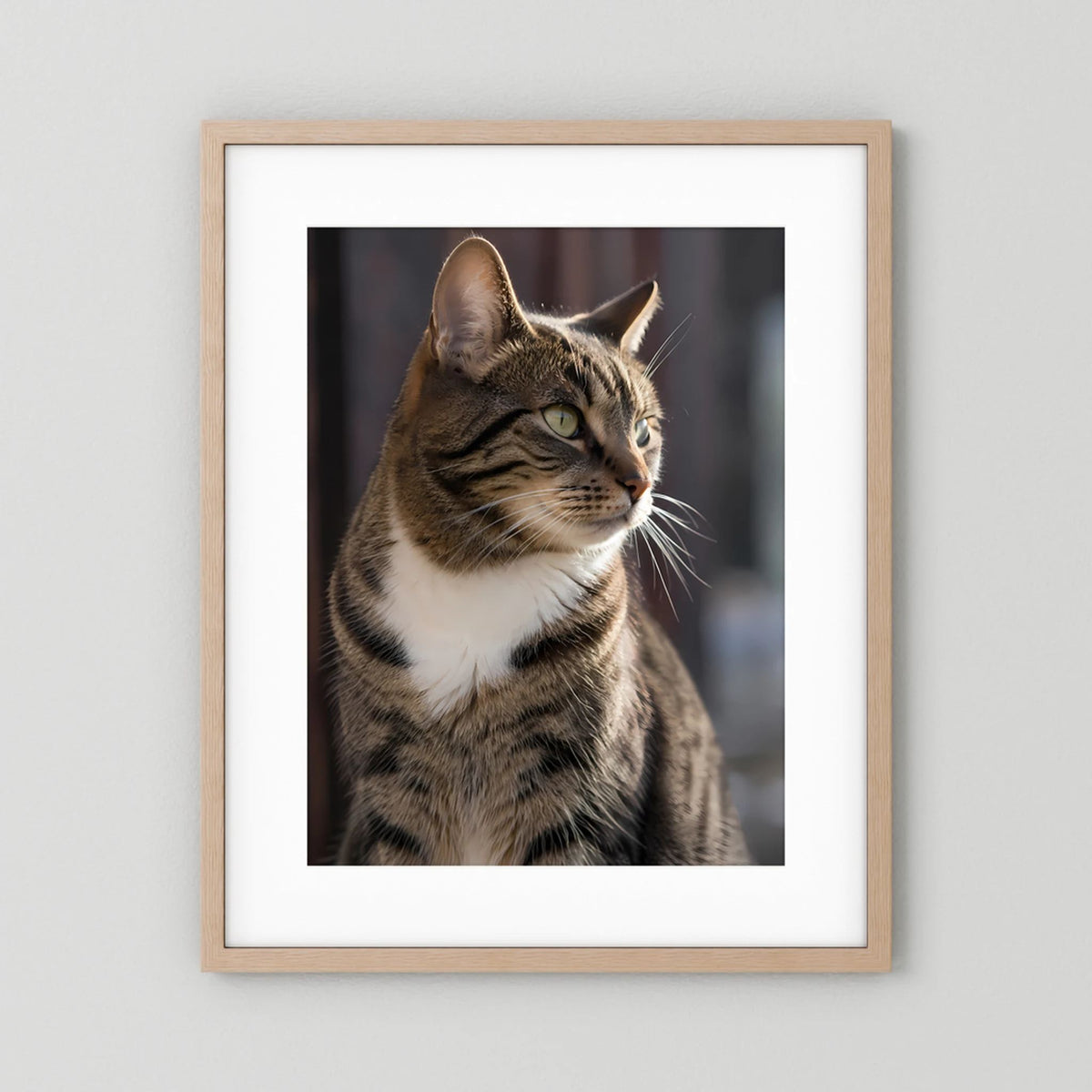 Poster mit getigerter Katze im Hochformat, heller Holzrahmen und weißer Rand