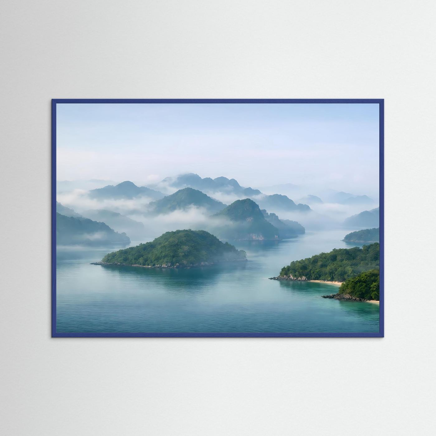 Poster mit Fjordlandschaft im Querformat, blauer Holzrahmen: Wasser, Inseln, Nebelberge