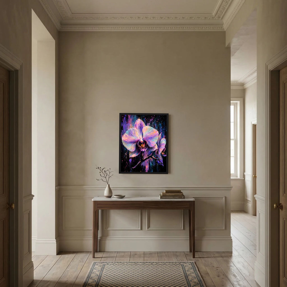 Gerahmtes Kunstposter mit abstrakter Orchidee in Lila, Pink und Blau auf dunklem Grund