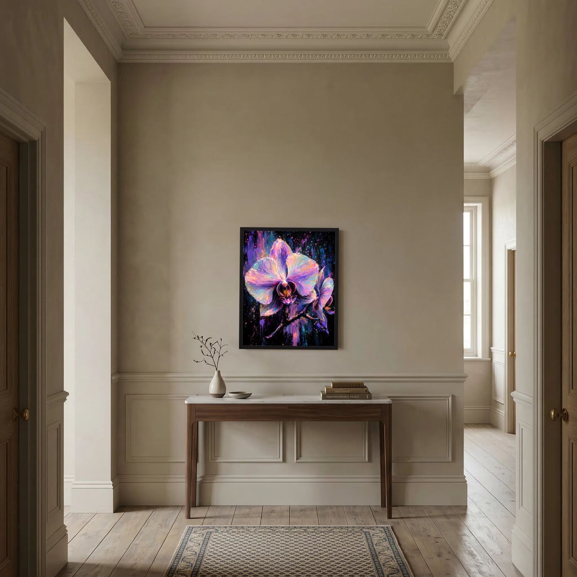 Gerahmtes Kunstposter mit abstrakter Orchidee in Lila, Pink und Blau auf dunklem Grund
