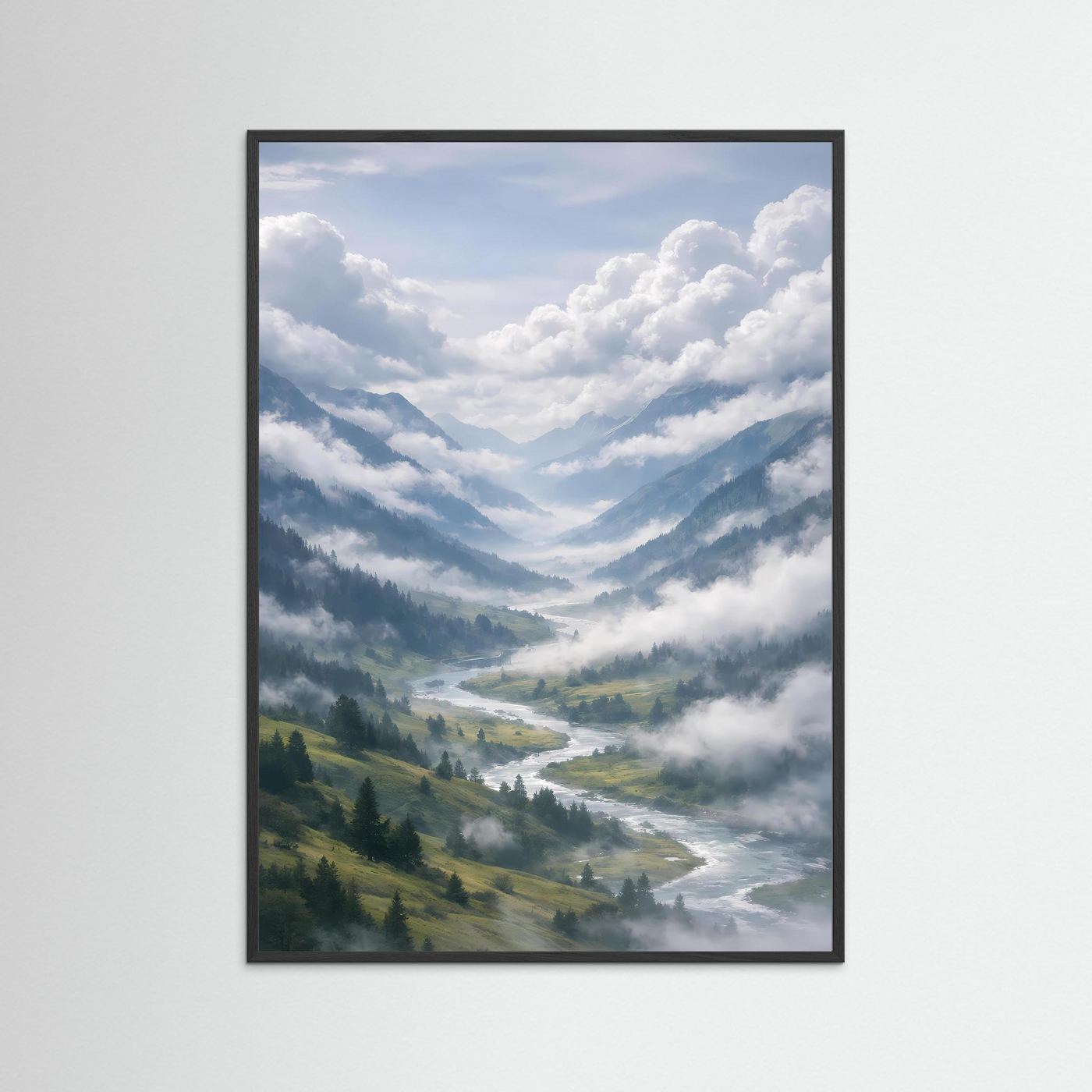 Hochformatiges Berglandschaftsposter mit Fluss und Nebel, in schwarzem Rahmen