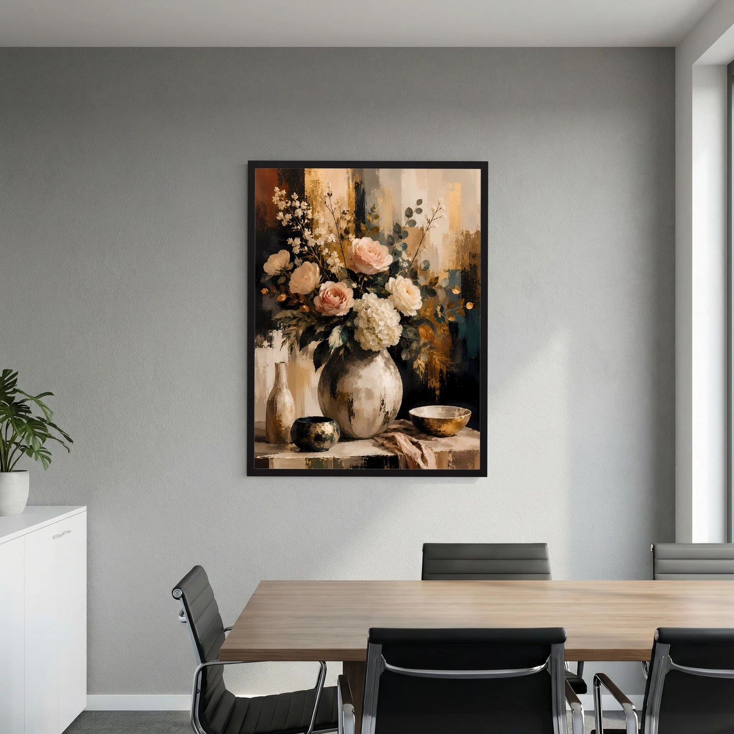 Blumenstillleben-Poster im Hochformat: Rosen und Hortensien in Vase, schwarz gerahmt