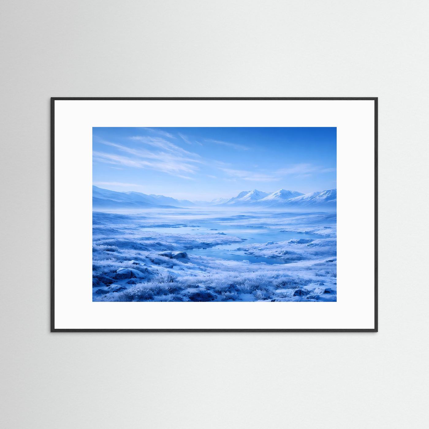 Panorama-Naturposter mit blauem Bergpanorama im Nebel, schwarzer Rahmen mit weißer Umrandung.