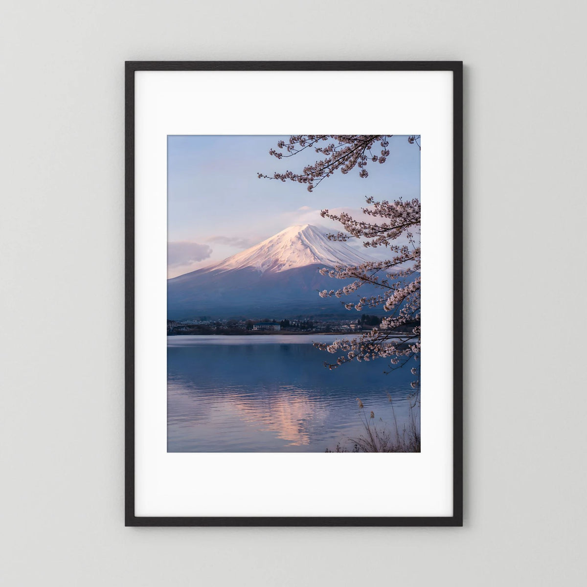 Hochformat-Kunstposter mit Fuji, See und Kirschblütenzweigen, schwarzer Rahmen mit weißem Rand