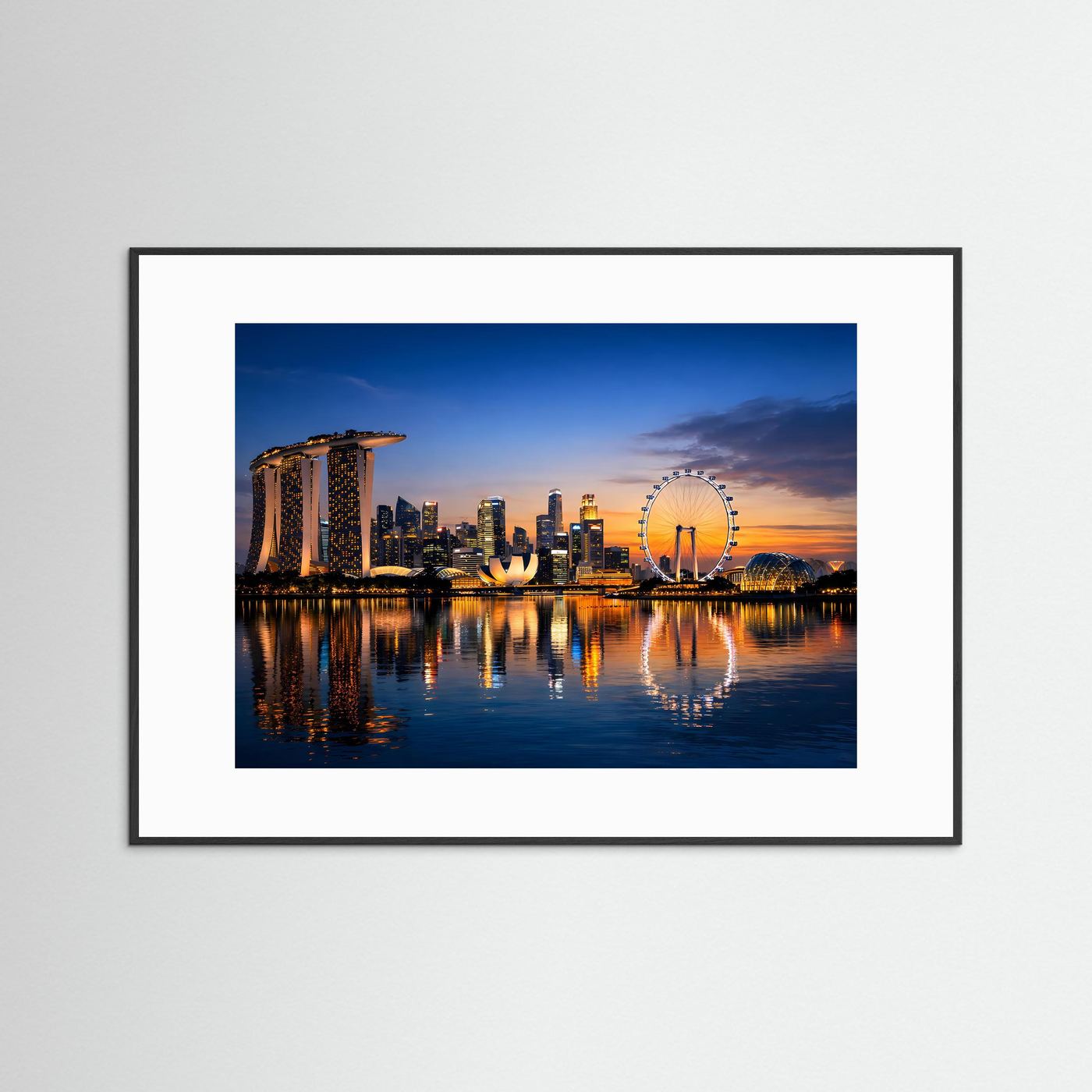 Gerahmtes Poster mit weißem Passepartout: Skyline von Singapur bei Dämmerung mit Ferrisrad