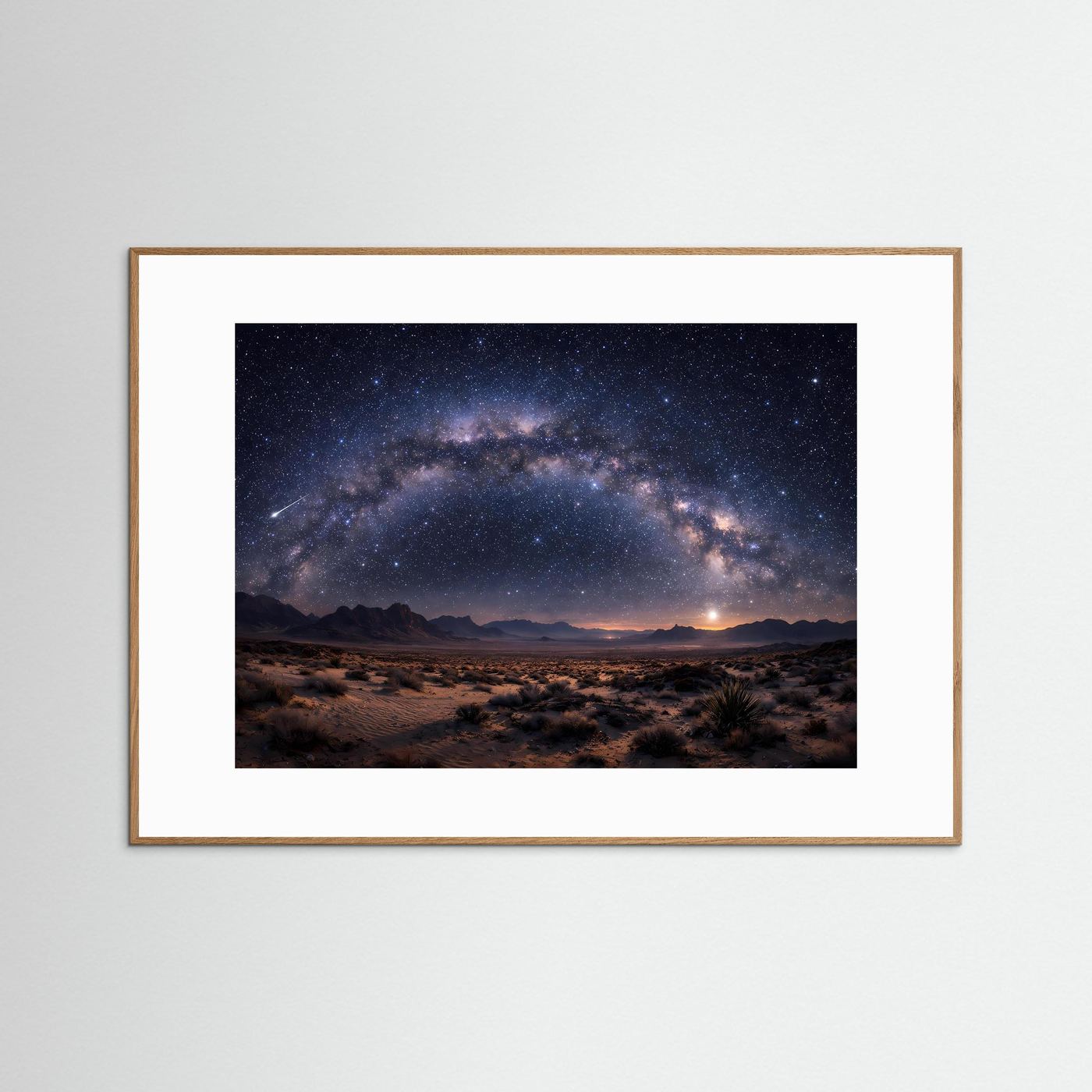 Wandbild mit Sternenhimmel über Wüstenlandschaft, Rahmen in hellem Holz