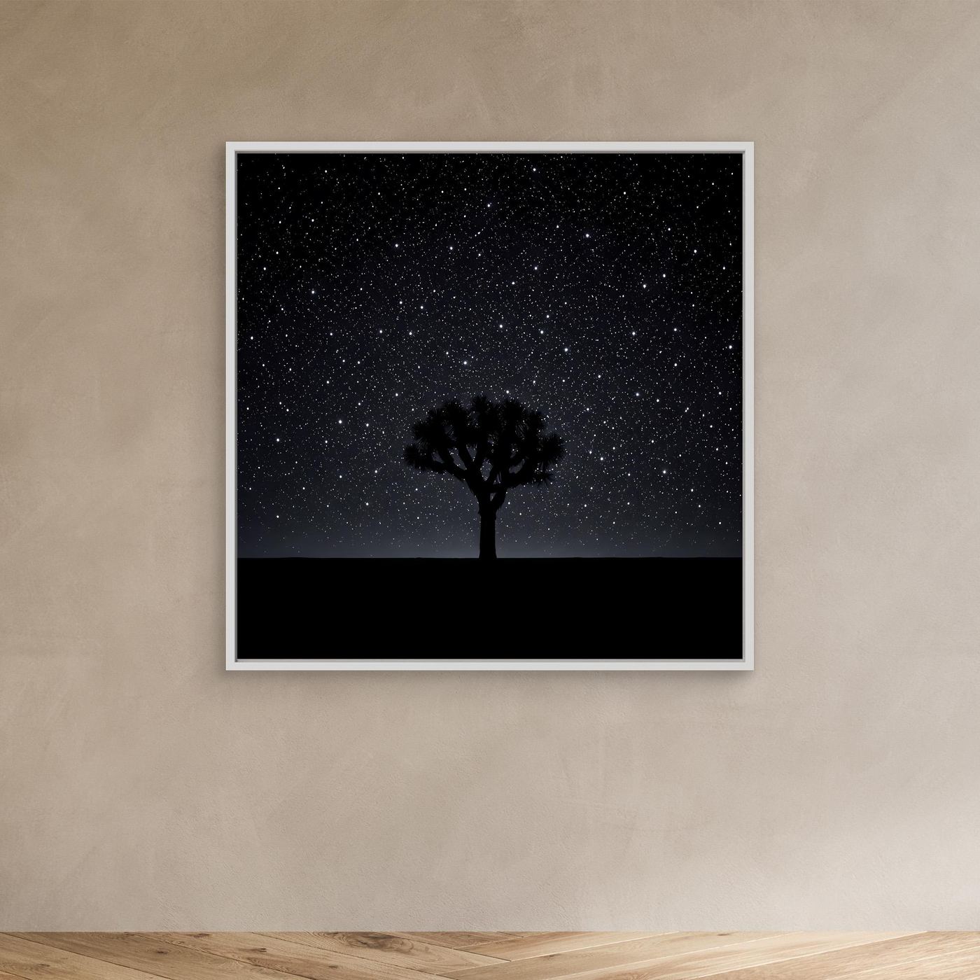 Leinwandbild Sternenhimmel mit Baum-Silhouette und Wüstenlinie, weißer Rahmen