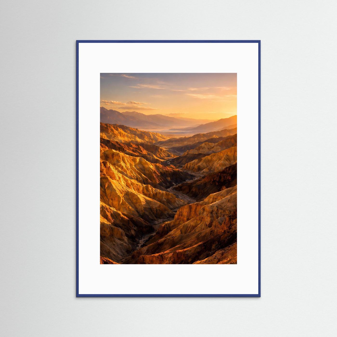 Canyon-Landschaftsposter im Hochformat mit blauem Rahmen und weißem Rand