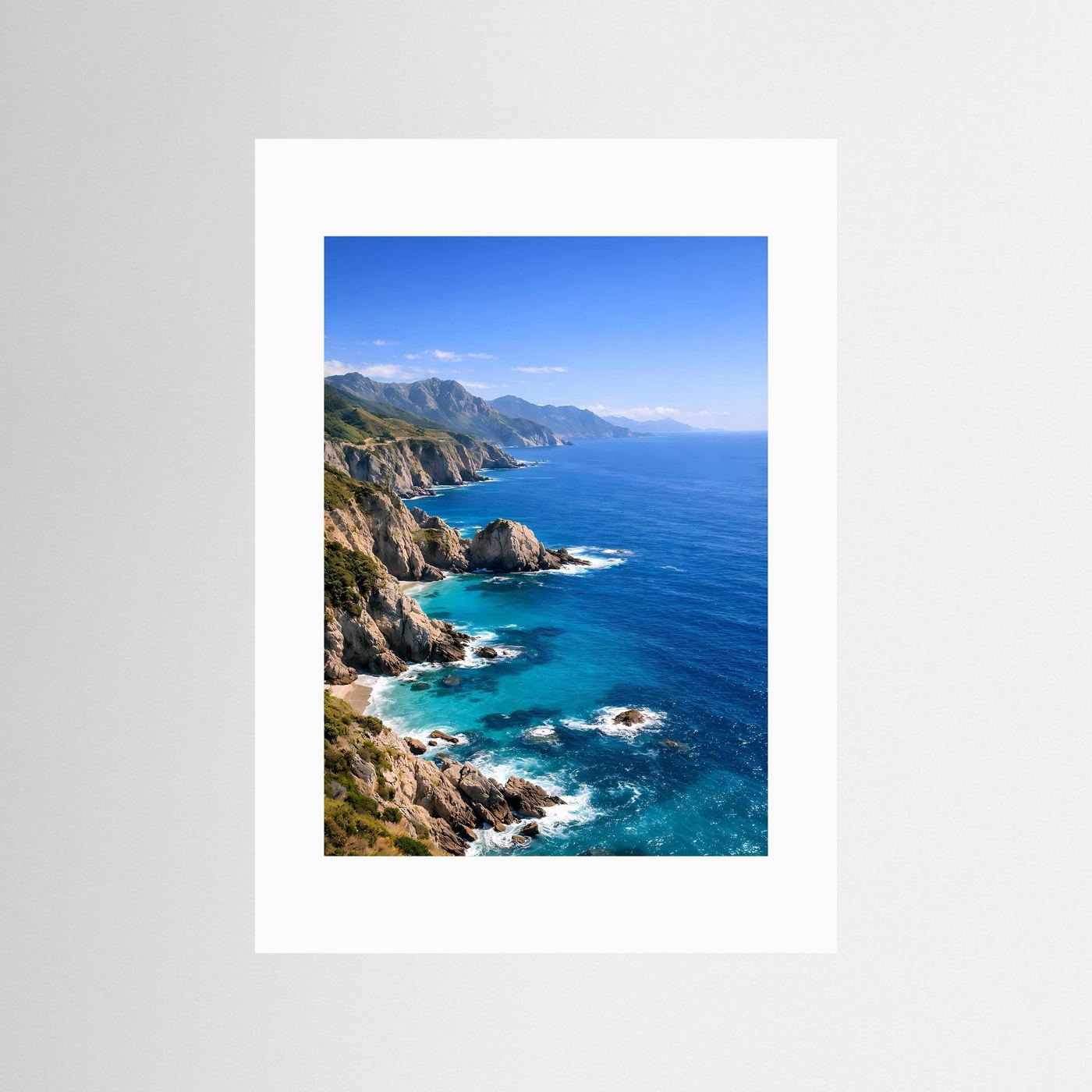 Meeresküsten-Poster im Hochformat mit türkisblauem Wasser, Felsen und weißem Passepartout