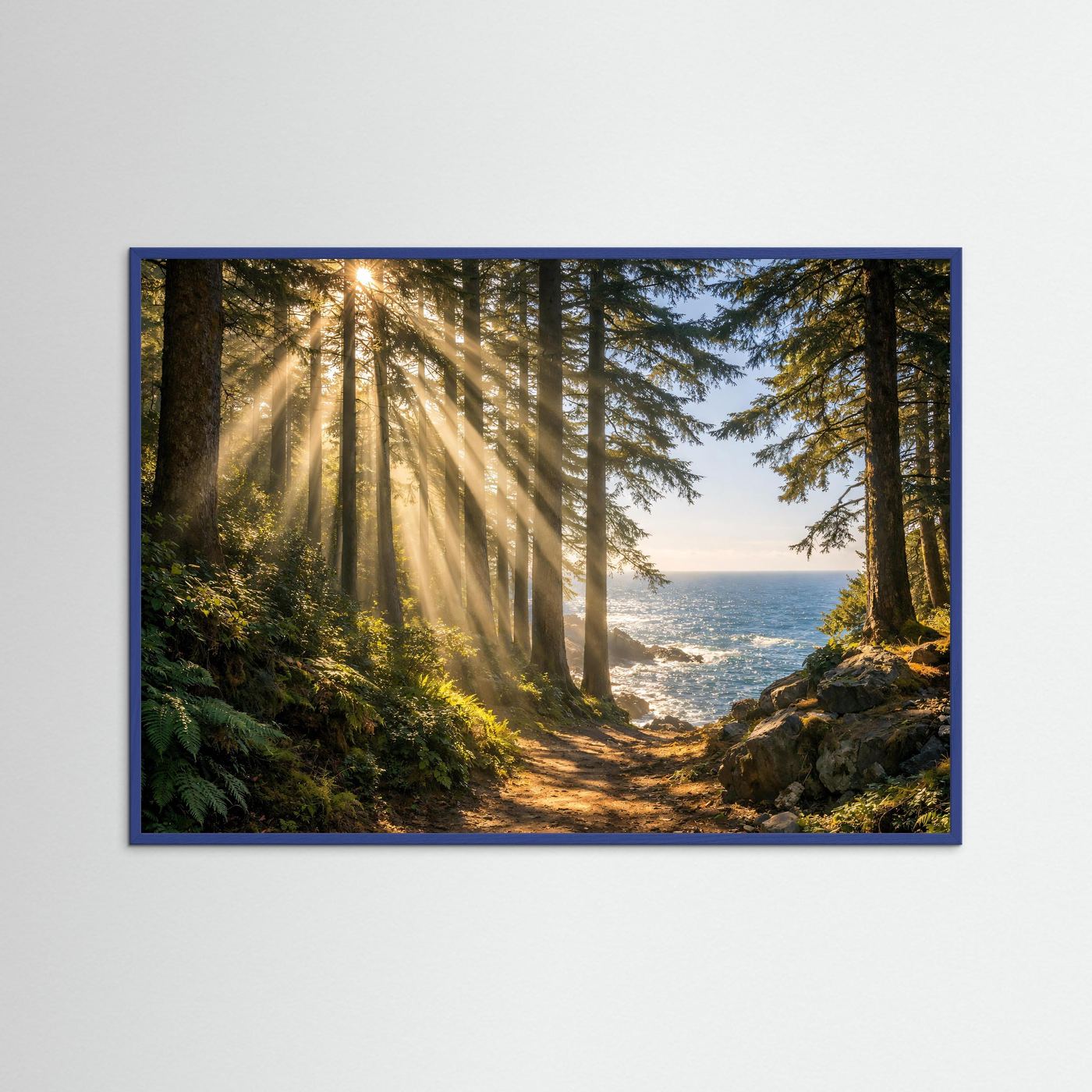 Poster im Querformat mit Sonnenstrahlen im Küstenwald, Blick aufs Meer, blauer Rahmen