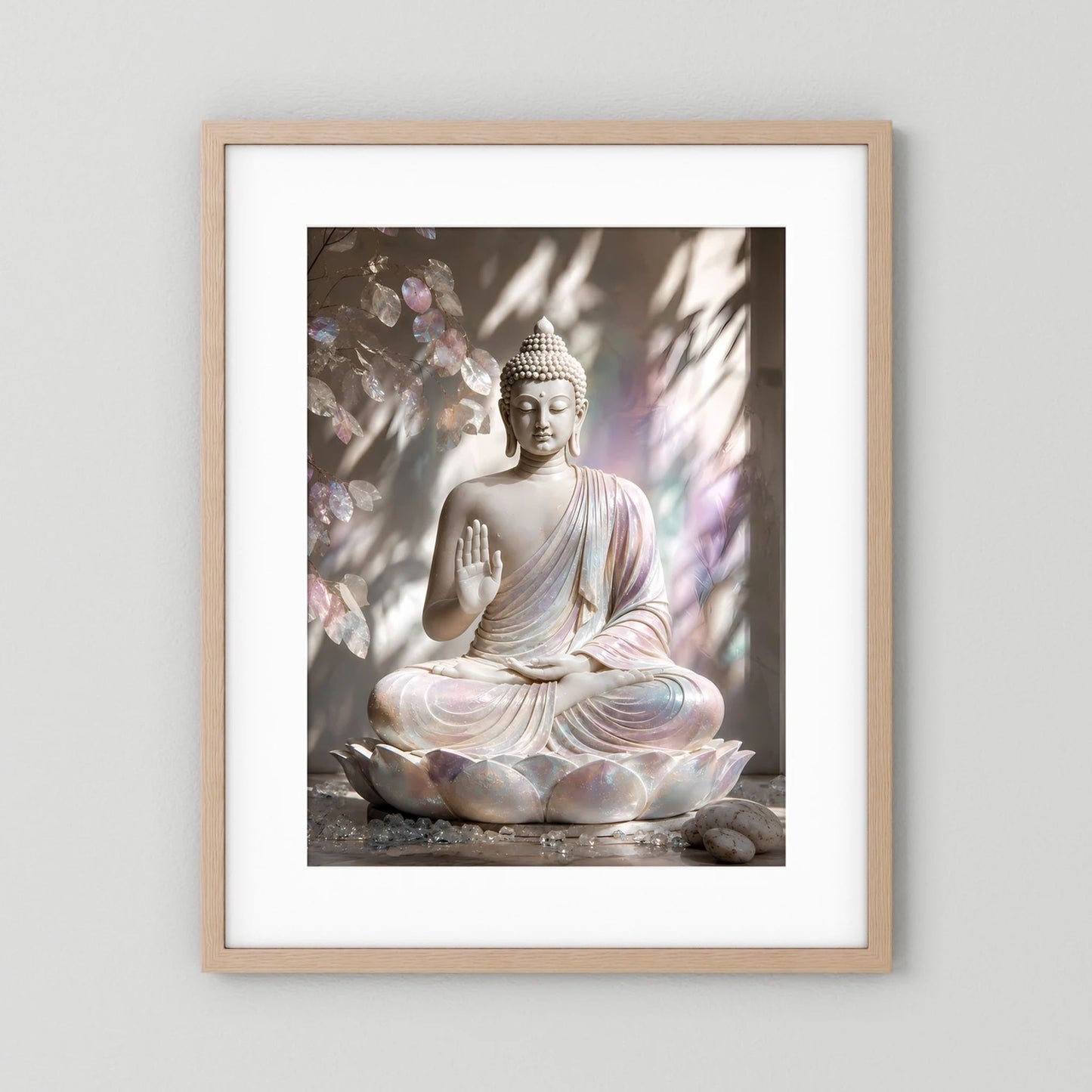Gerahmtes Poster mit sitzendem Buddha auf Lotus, heller Holzrahmen und Passepartout