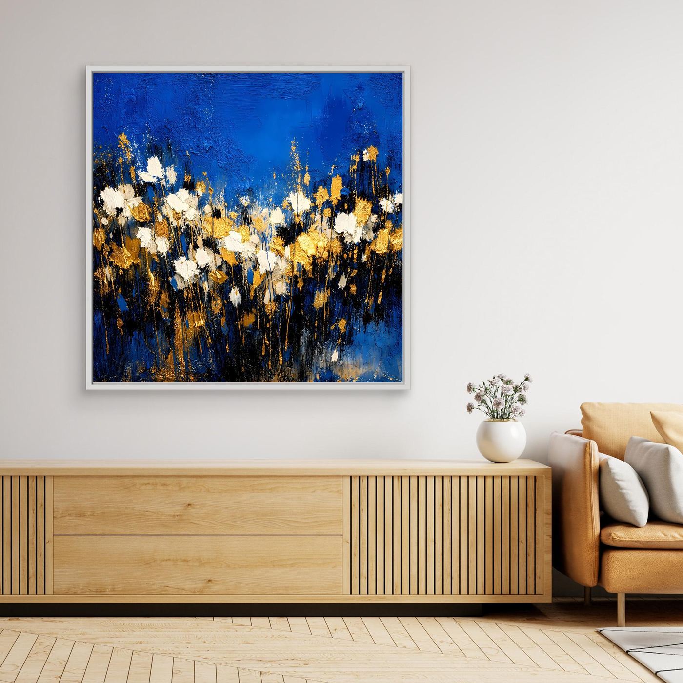 Wandbild mit abstrakter Blumenszene in Blau, Weiß und Gold, hellem Rahmen