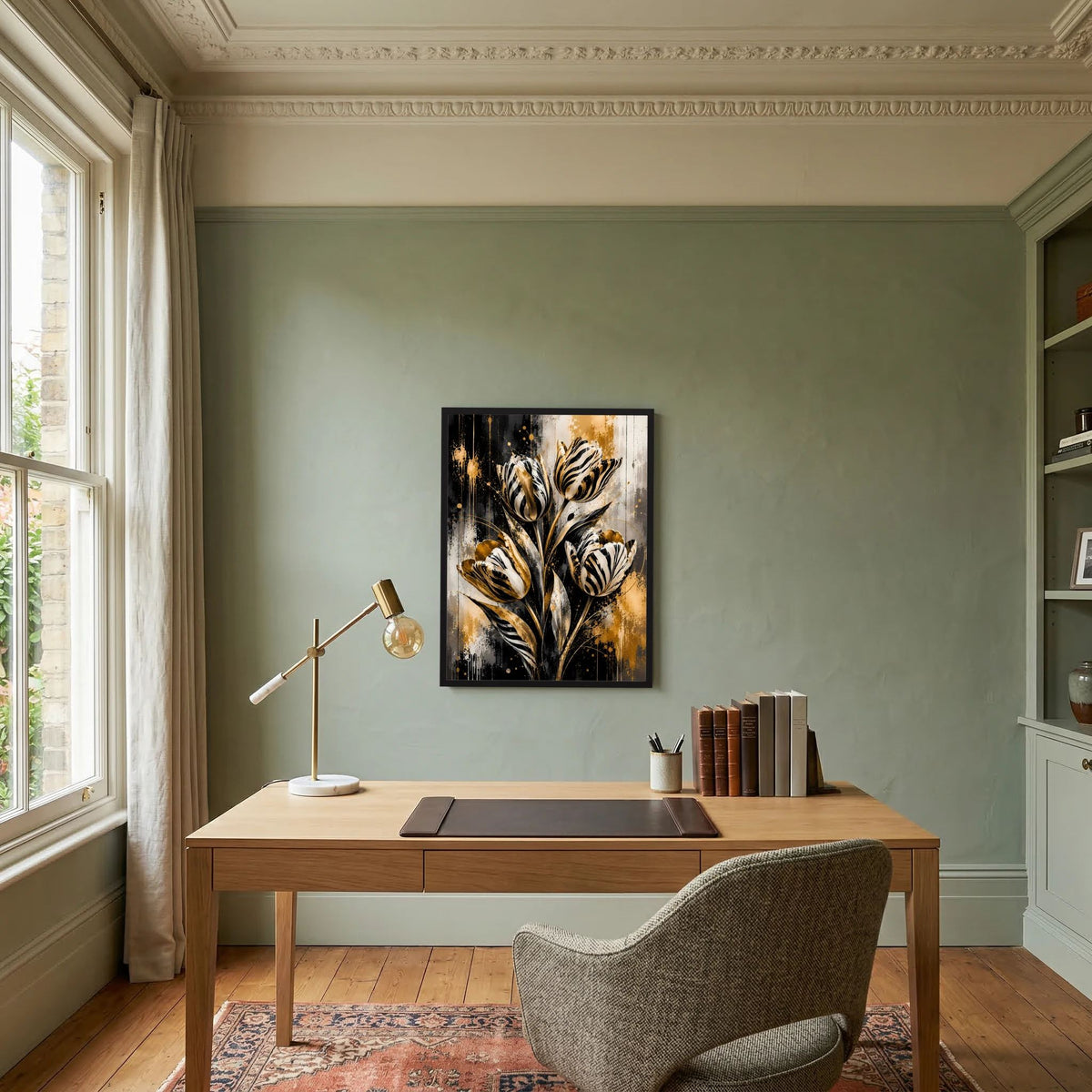 Gerahmtes Hochformat-Poster mit abstrakten Tulpen in Gold, Schwarz und Weiß, schwarzer Rahmen