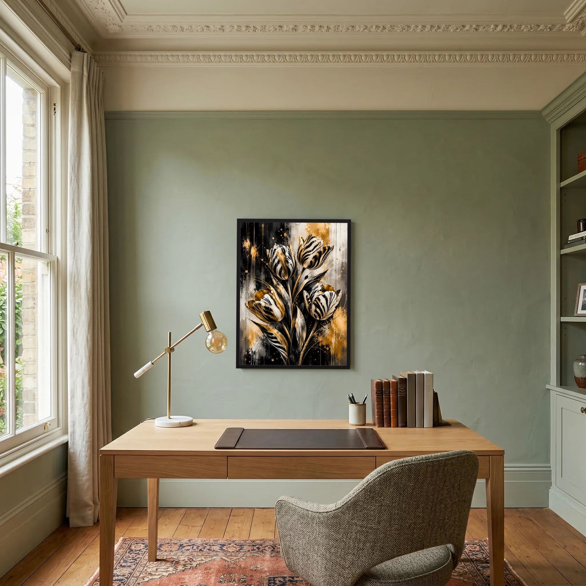 Gerahmtes Hochformat-Poster mit abstrakten Tulpen in Gold, Schwarz und Weiß, schwarzer Rahmen