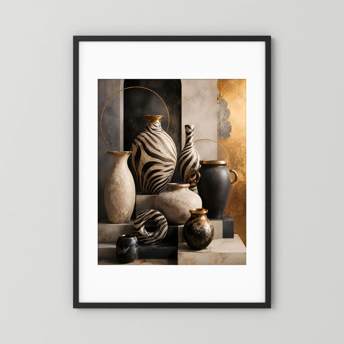 Poster im Hochformat: Zebra-Keramik-Stillleben, Schwarz-Gold, schwarzer Rahmen mit weißem Rand
