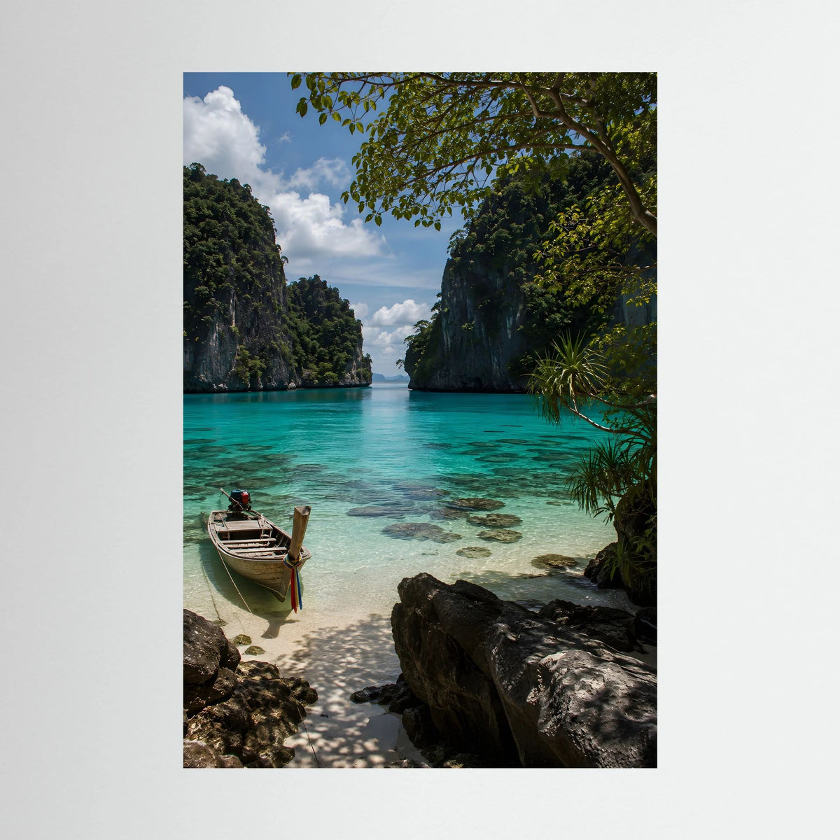Landschaftsposter mit türkisblauem Meer, Felsen und Longtail-Boot, hochformat mit Blättern oben