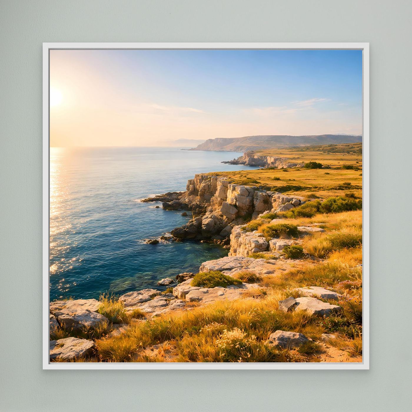 Leinwandbild Steilküste: Meer, Felsen und gelbes Gras bei Sonnenlicht, weiß gerahmt